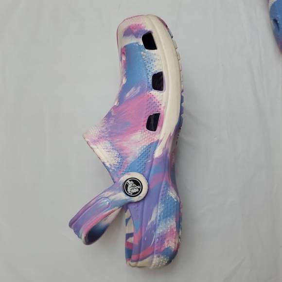 CROCS Kids Water Shoes Marbled  in Pink, Blue, and White - Picture 6 of 9